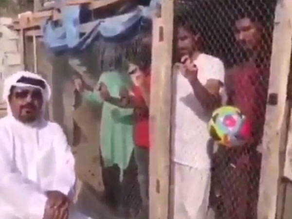 இந்தியர்களை அடித்த அரபு நாட்டவர் இந்தியர்களை அடித்த அரபு நாட்டவர்