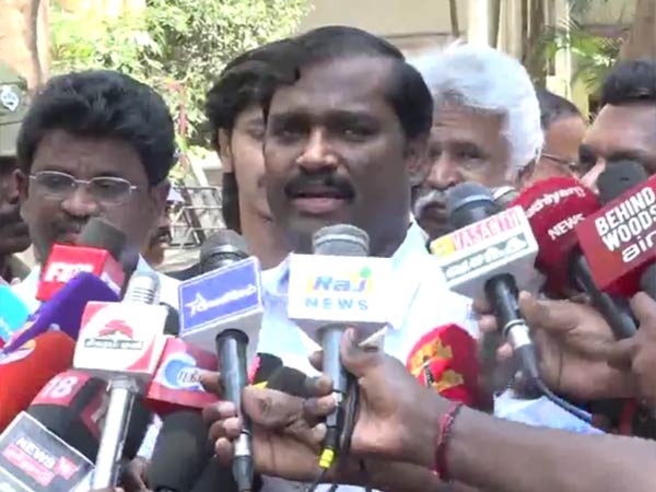 உரக்கச் சத்தமிட்டு எச்சரிக்கை 