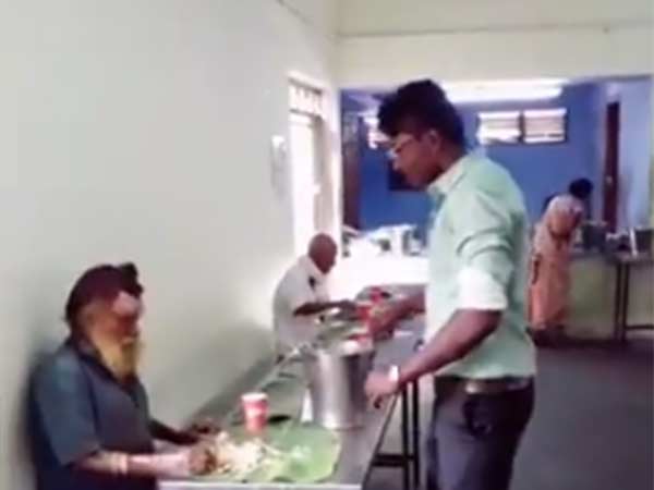 சாம்பார் ஊற்றுகிறார் சாம்பார் ஊற்றுகிறார்