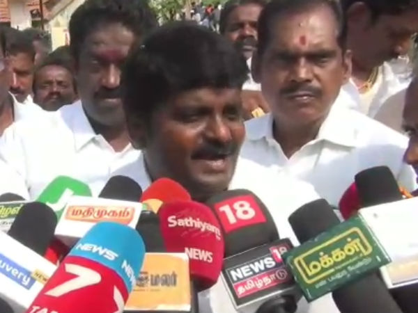 மாடுபிடி வீரர்களுக்கு பரிசுகள் 