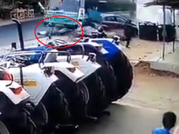 டயர்கள் அடியில் சிக்கினர் டயர்கள் அடியில் சிக்கினர்