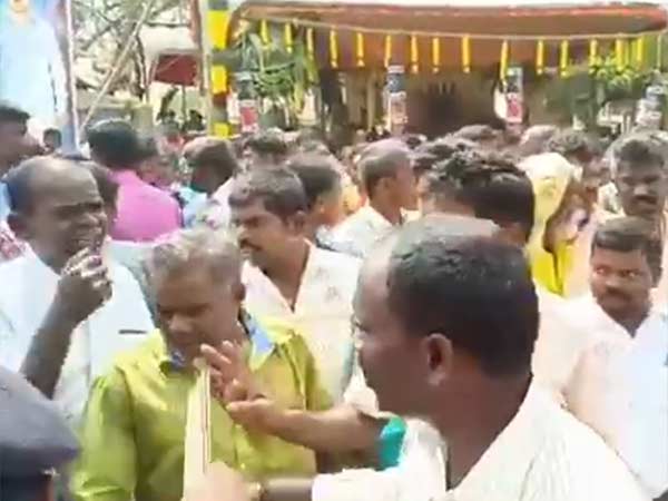 போலீசார் பேச்சுவார்த்தை 