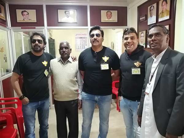 கட்டிப்பிடித்து கொண்டார் 