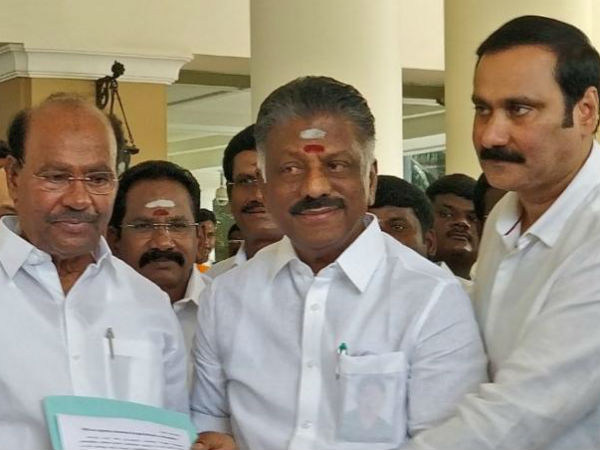 இறுகிய முகத்துடன் அன்புமணி