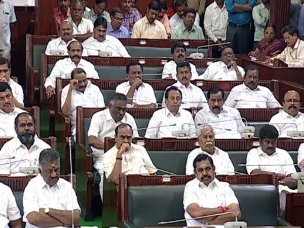 சிலையுடன் கூடிய மணிமண்டபம் 