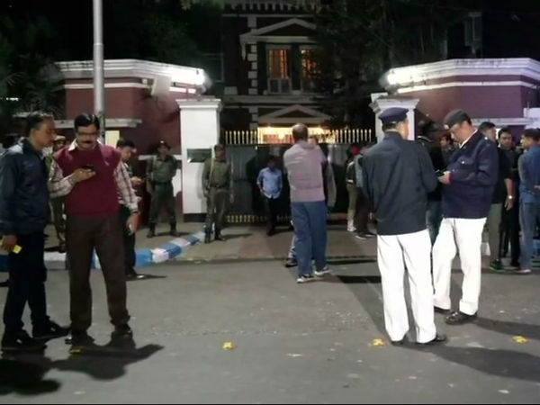 Cbi team reached police commissioners house to enquire abour chit fund case in kolkata 