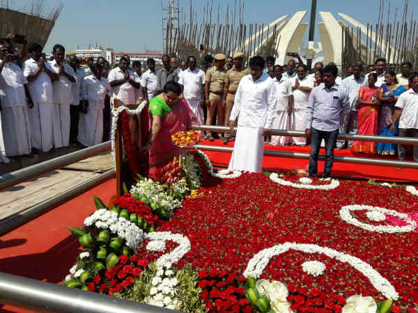 நினைவிடத்தில் மரியாதை 