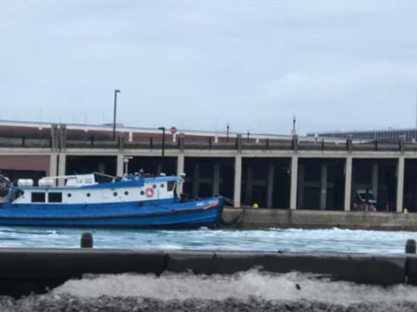 Drastic weahter freezes Michican lake 