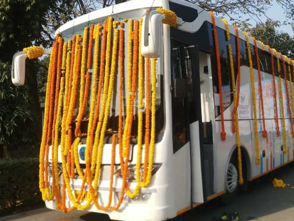 UP Chief Minister Yogi inaugurated a computerized mobile bus classroom 
