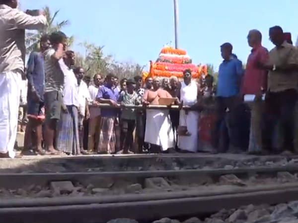 flyover bridge work incomplete people protest