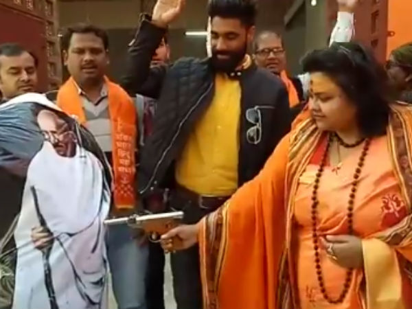 துப்பாக்கியால் சுட்டார் துப்பாக்கியால் சுட்டார்