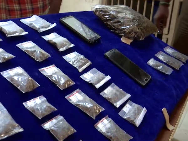 கஞ்சா, செல்போன்கள் பறிமுதல்