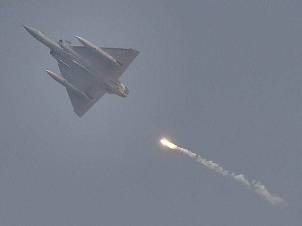 தகர்க்கப்பட்டன தகர்க்கப்பட்டன