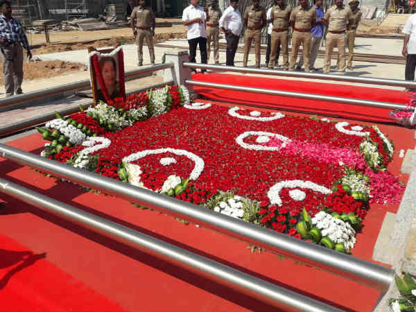 நினைவு கூர்ந்த தொண்டர்கள் 