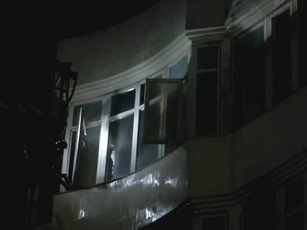 ஜன்னல் வழியாக குதித்தார் 