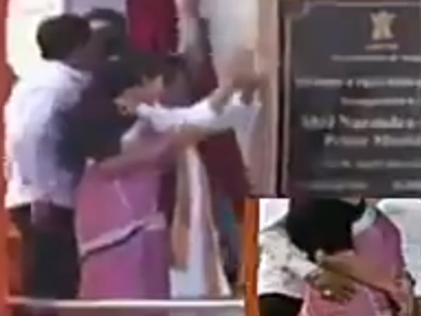  கையை தட்டிவிட்ட அமைச்சர் 