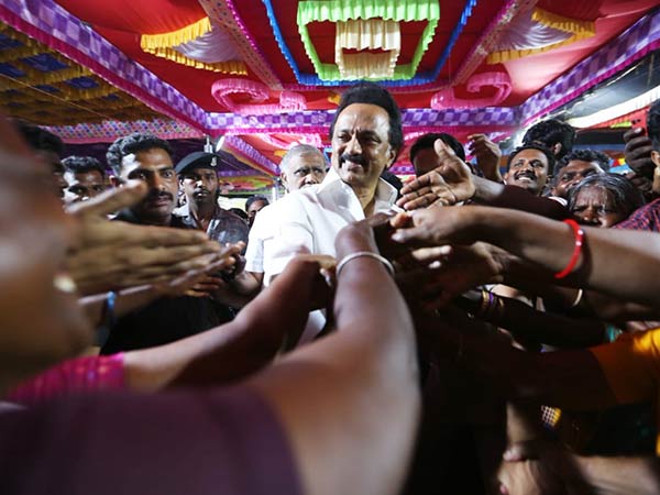 ஏழைகளுக்கு நலத்திட்ட உதவிகள் 