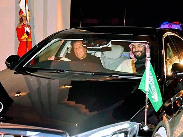  உதவி கேட்கிறார் 