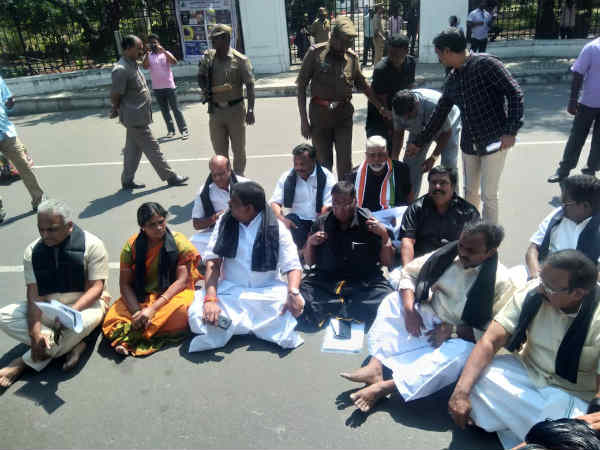 ஆளுநர் மாளிகை வெளியே தர்ணா ஆளுநர் மாளிகை வெளியே தர்ணா