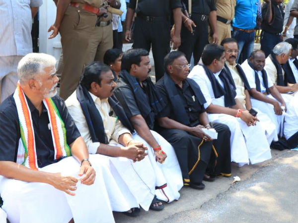 புதுச்சேரி முதல்வர் போராட்டம் 