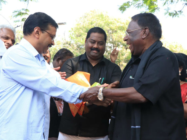 kejiriwal extends his support to pondy cm