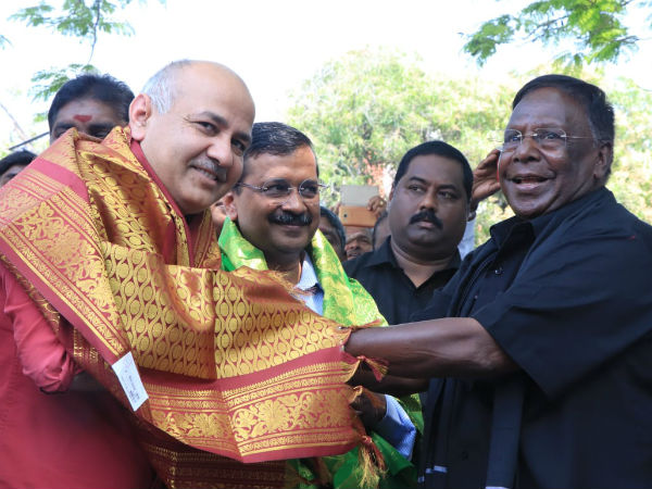 kejiriwal extends his support to pondy cm
