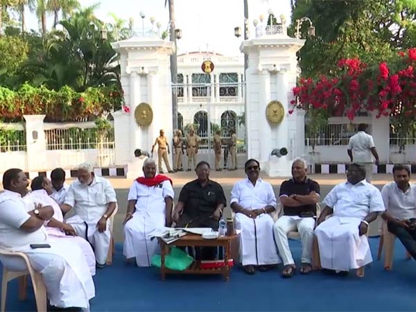 Narayanasamy sit in agitation near Raj Nivas 