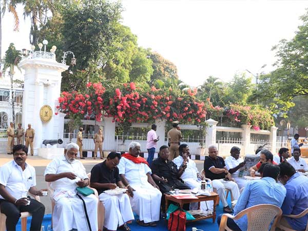 Narayanasamy sit in agitation near Raj Nivas 