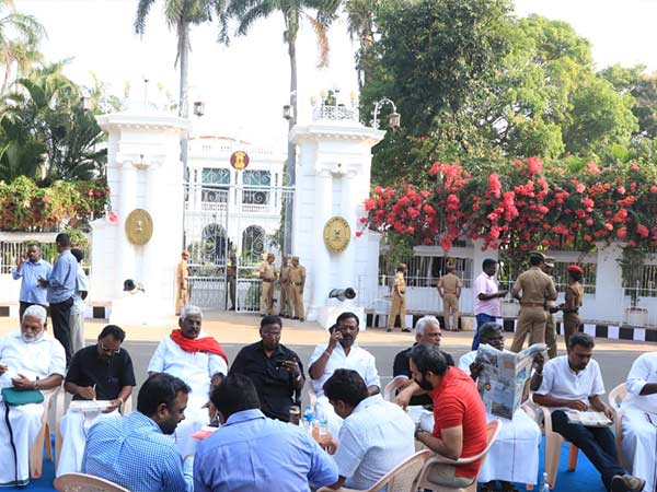 Narayanasamy sit in agitation near Raj Nivas 