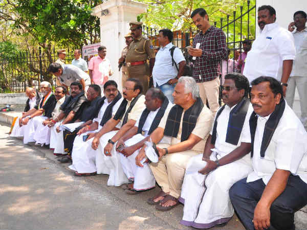தொண்டர்கள் போராட்டம் 