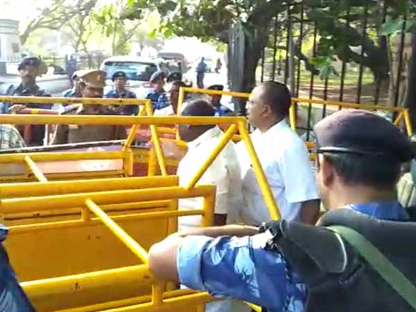 para milatary fight minister