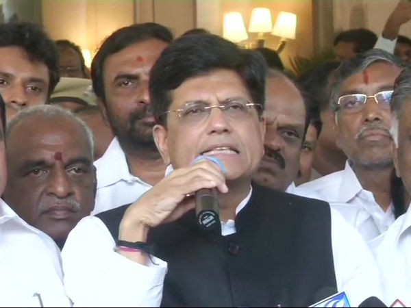 தொழிலதிபர் வீட்டில் சந்திப்பு