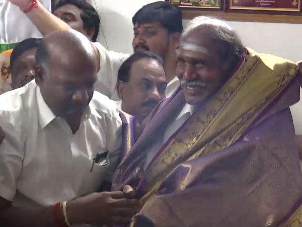 குறை கூறிக் கொண்டே இருக்கிறார்