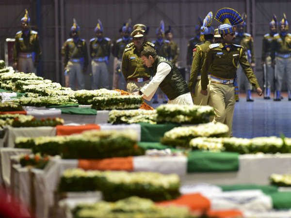 முழக்கங்களுடன் மிதந்த வாகனம் 