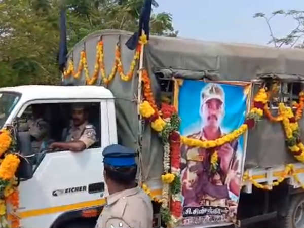 முழங்கிய வீரவணக்கம் 