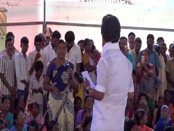 காத்திருக்கிறார்கள் 