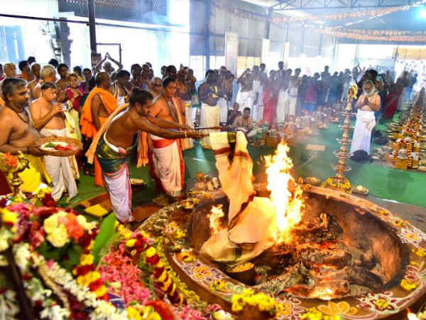 கருடாழ்வாருக்கு அபிஷேகம் கருடாழ்வாருக்கு அபிஷேகம்