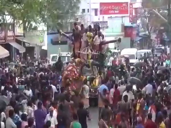 thousands of devotees throng thiruchendur with kaavadi