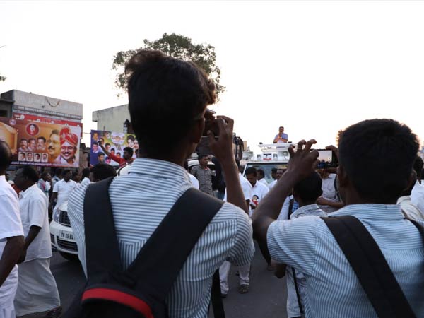 செல்போன்களில் ஒரு க்ளிக் செல்போன்களில் ஒரு க்ளிக்