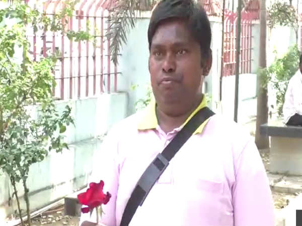 சுற்றி வந்தார் 