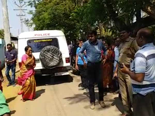 சிக்னலில் போராட்டம் 