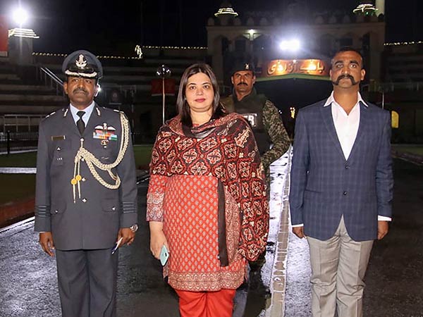 தாயகம் திரும்பினார் 