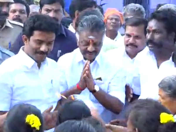 எதிர்க்கும் தலைகள் 