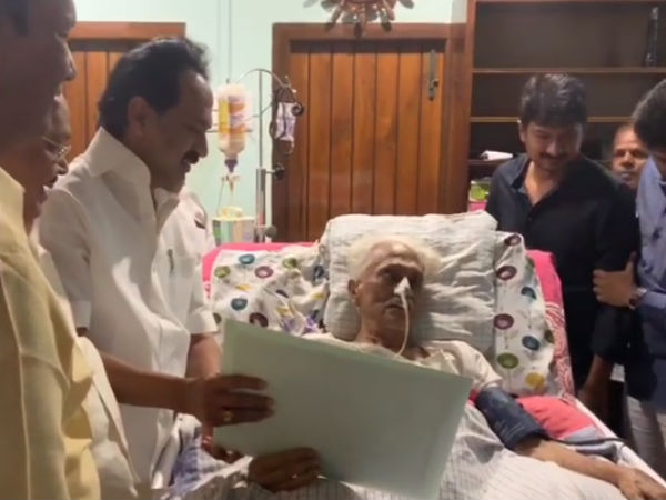  Stalin gets blessings from Karunanidhis memorial