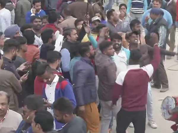 ஒப்படைக்கப்பட்டார் 