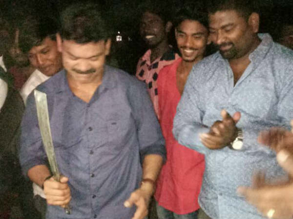 அரிவாளால் கேக் வெட்டிய பினு 