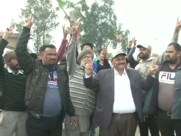 அந்த பக்கமும் இருக்கிறார்கள் அந்த பக்கமும் இருக்கிறார்கள்