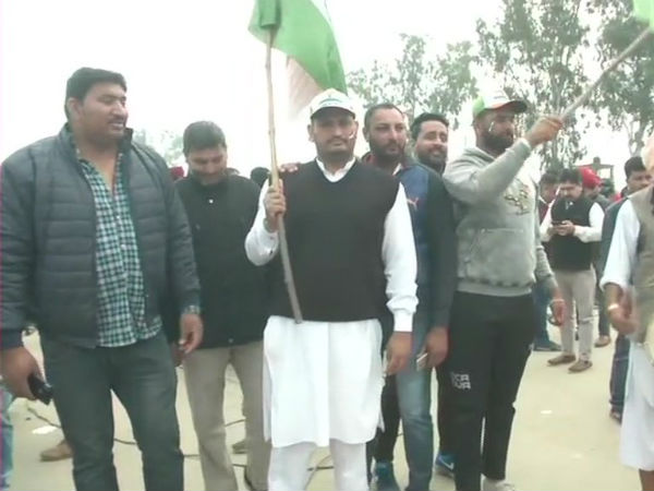 மக்கள் குவிந்தனர் மக்கள் குவிந்தனர்