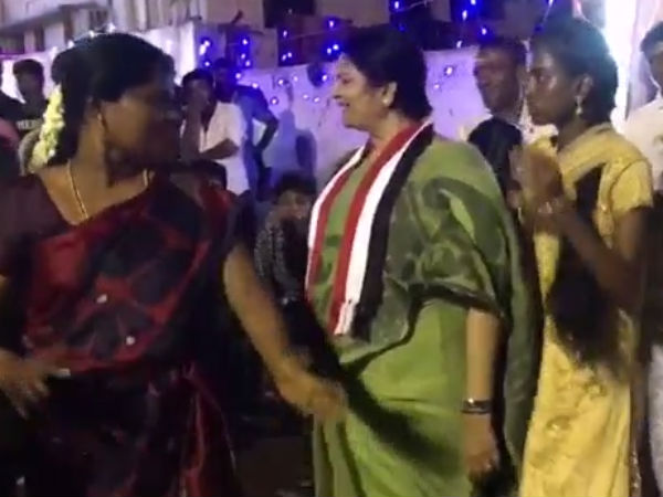 கும்மியடித்து வாக்கு கேட்டார் 