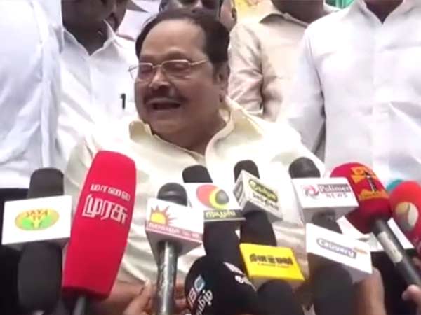 முதுகில் குத்திய நபர்கள் 